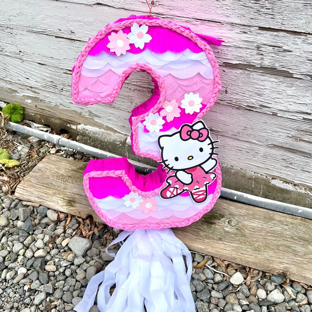 Hello kitty number three piñata